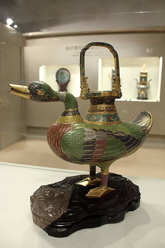 清乾隆〈御製銅鎏金掐絲鴨形提樑壺〉一對，高30.3厘米，巴黎佳士得2007年，成交價115萬2,000歐元。