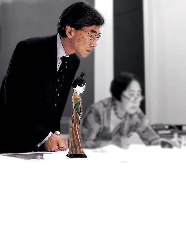 2004年「走向盛唐（China: Dawn of a Golden Age, 200-750AD）」考古大展開展前，屈志仁參與文物修復工作。此展獲得舉世好評，為中國藝術史研究再造里程碑。