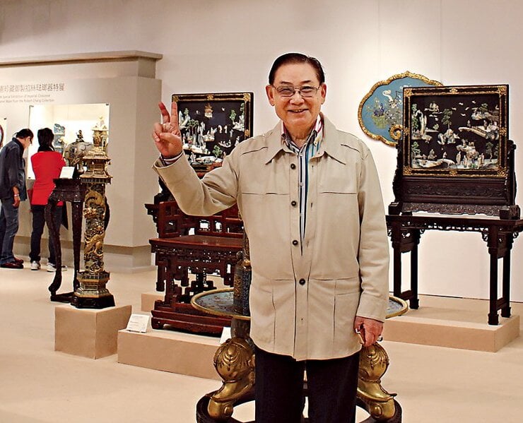 張宗憲開心和觀眾分享他的掐絲琺瑯收藏。