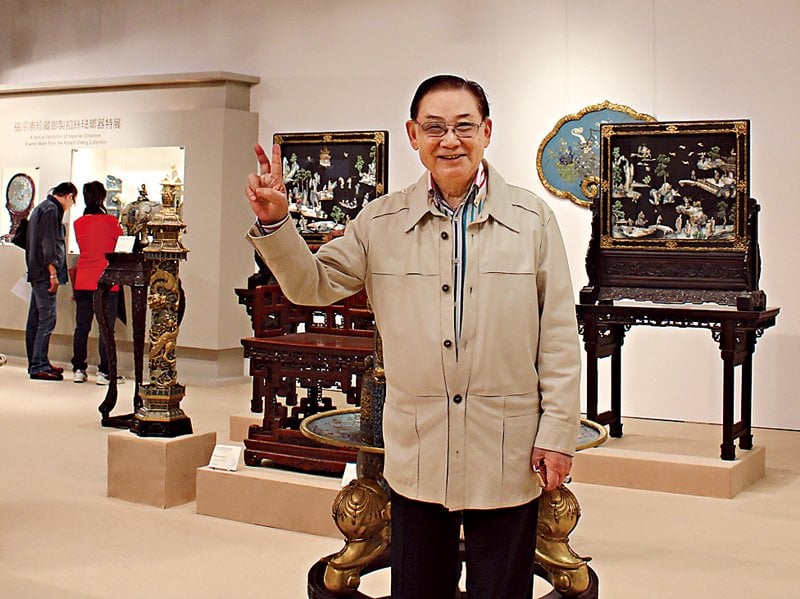 張宗憲開心和觀眾分享他的掐絲琺瑯收藏。
