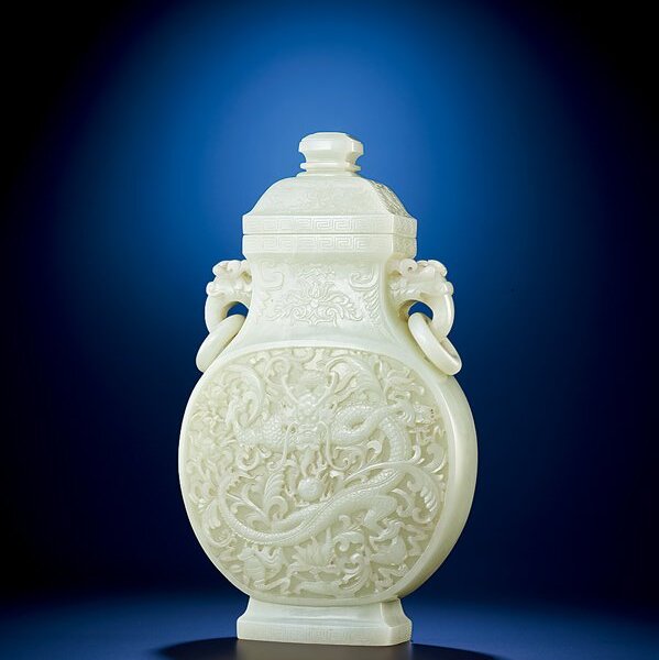 清乾隆〈御製白玉雕穿花八吉祥盤龍紋雙獸活環耳蓋瓶〉，高28厘米，成交價3,314萬港元，為中國瓷器及工藝精品第二高價。