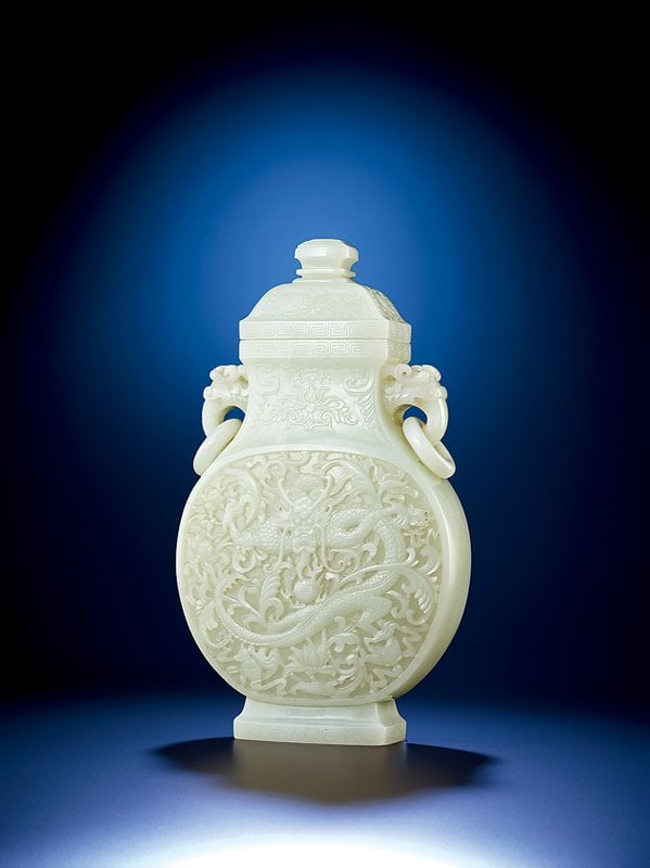 清乾隆〈御製白玉雕穿花八吉祥盤龍紋雙獸活環耳蓋瓶〉，高28厘米，成交價3,314萬港元，為中國瓷器及工藝精品第二高價。