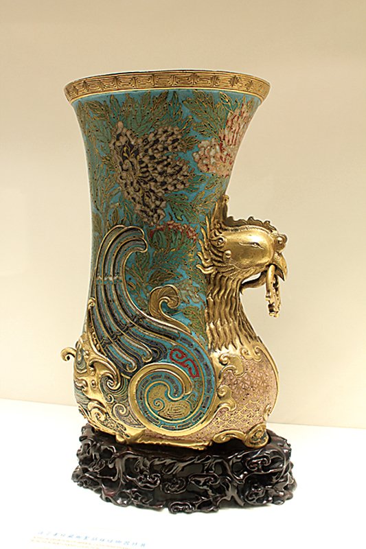 清乾隆〈銅鎏金掐絲琺瑯鳳凰花插〉，高31.5厘米，巴黎佳士得2007年，成交價40萬8,250歐元。