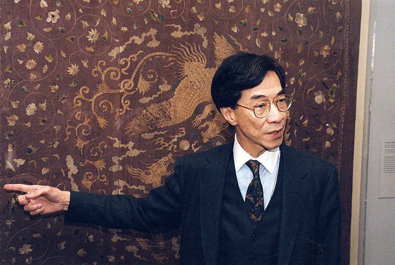 1997年由屈志仁策劃之「當絲綢貴如黃金（When Silk was Gold）」為大都會與克利夫蘭美術館館藏聯展，展出其獨排眾議、慧眼獨具為大都會博物館所購藏的一批8～15世紀中亞織品，此亦為西方世界最大的相關收藏。