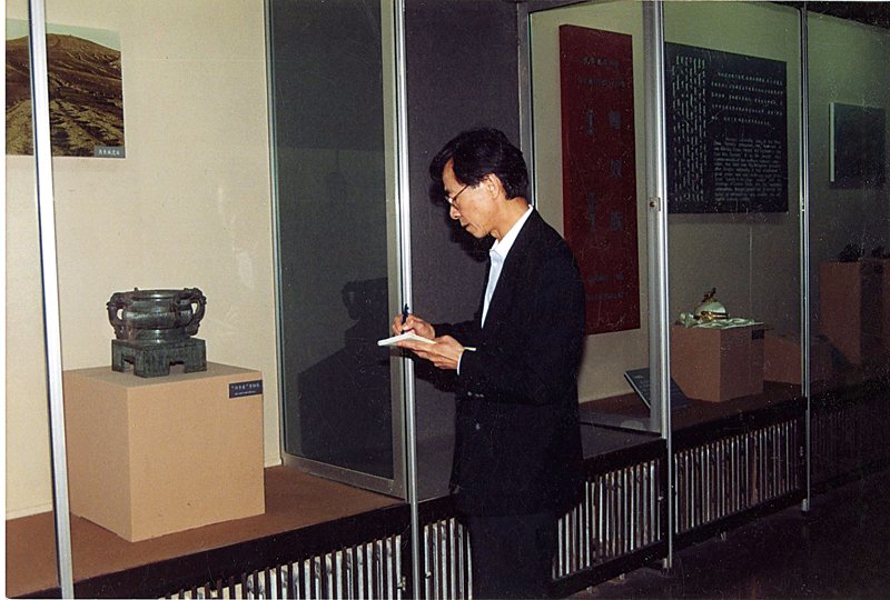 屈志仁在中國參觀博物館時依舊勤做筆記。