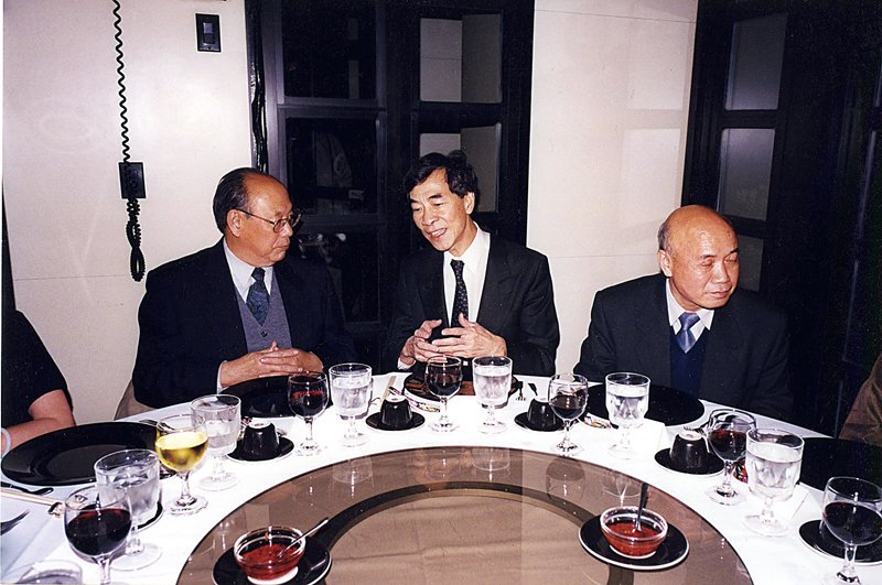 屈志仁盡地主之誼宴請前來紐約參訪之傅熹年（左）、楊新（右）。