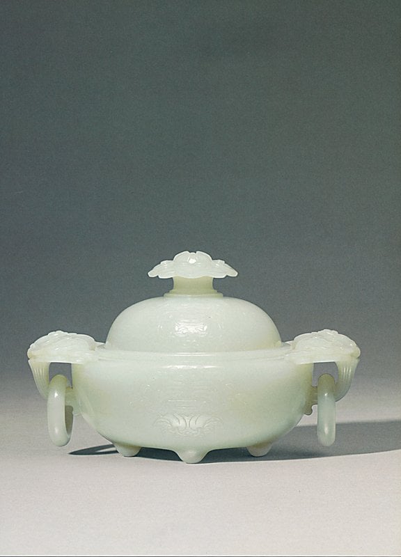 2007年香港蘇富比秋拍清乾隆〈白玉雕「福壽」圖雙耳活環蓮鈕蓋爐〉，成交價592萬7,500港元。