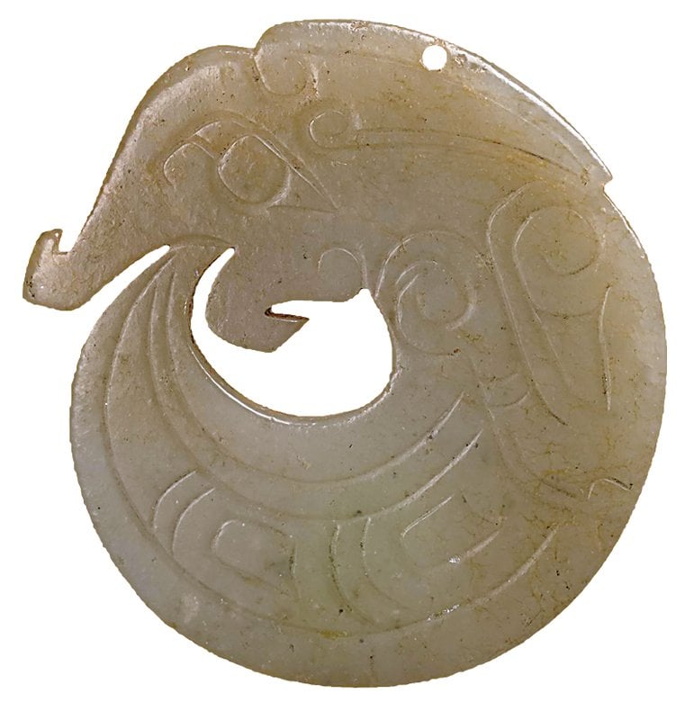 陝西寶雞竹園溝9號墓出土的西周早期〈青白色玉團龍〉。