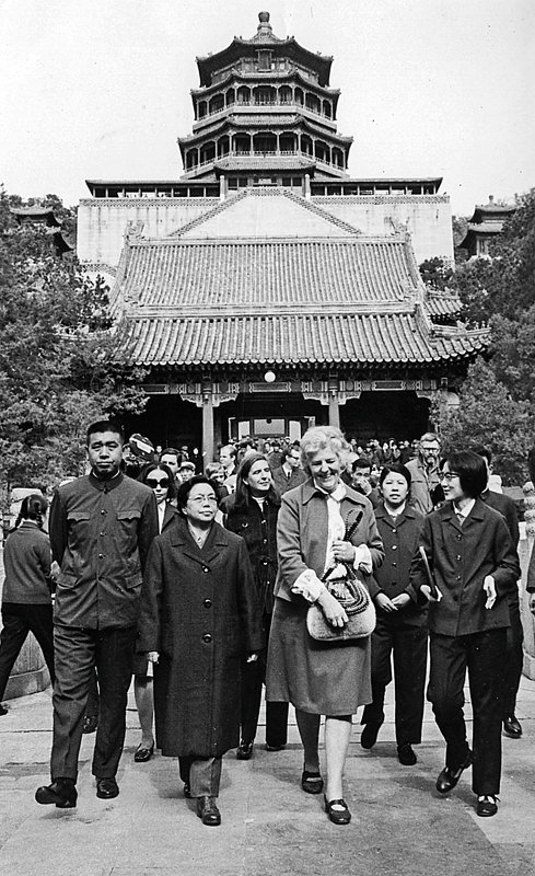 1974年，丹麥前首相Poul Hartling破冰前往中國，進行國事訪問，當時正是由潘安妮（左三）陪同首相夫人（左四）參觀北京頤和園。