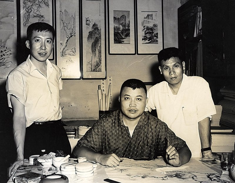1956年喻仲林與孫家勤（左）、胡念祖（右）在台北市麗水街組成「麗水精舍」，成為台灣早期聯合畫室之首創。
