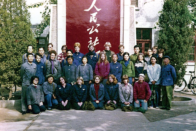 潘安妮在北京外語學校與同儕合影，包含倫敦維多利亞與亞伯特博物館副館長馬克樂（Beth McKillop）、作家暨漢學家與大英圖書館中國部館長吳芳思（Frances Wood）、中國陶瓷專家暨倫敦維多利亞與亞伯特博物館前東方部主任柯玫瑰（Rose Kerr）。