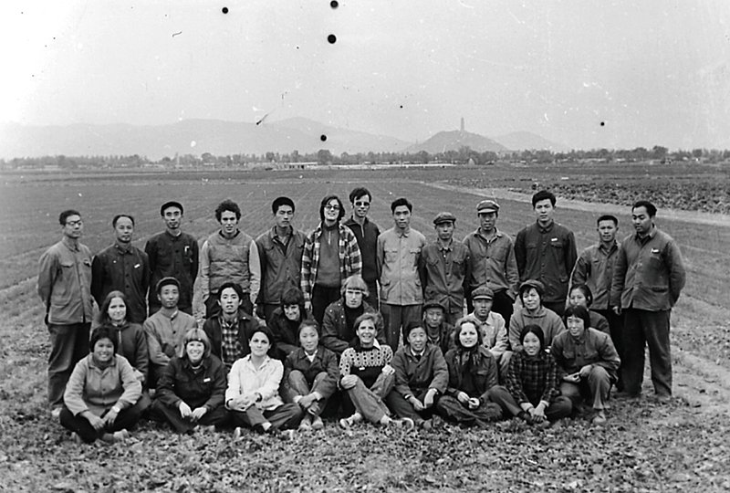 在中國鄉間勞動工作的合影。