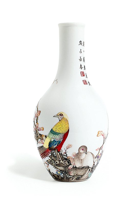 清乾隆〈御製琺瑯彩「古月軒」題詩「錦雞花石」圖膽瓶〉 香港蘇富比．2億港元