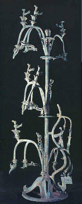 〈1號青銅神樹〉，高396厘米、三星堆遺址出土。圖／本刊資料室。