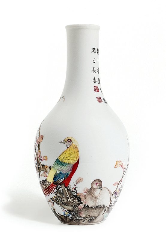 清乾隆〈御製琺瑯彩「古月軒」題詩「錦雞花石」圖膽瓶〉 RMB 1億6,600萬元 香港蘇富比2011.4.7