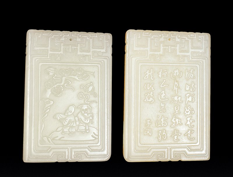 清代〈白玉雕人物圖牌〉一對，各高6.3厘米。