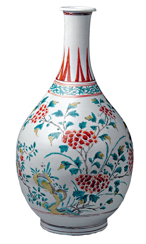 江戶時代1660～1680年代有田窯〈五彩纏枝花卉紋瓶〉，高45.2厘米，直徑24.2厘米。