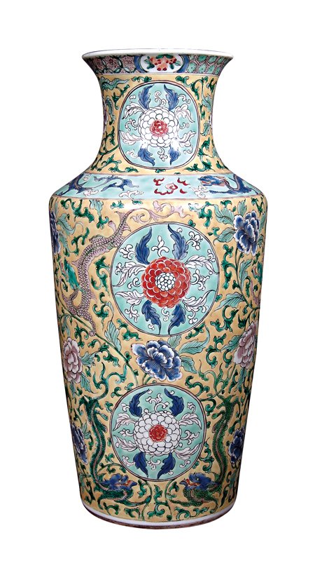 Ralph M. Chait展出公元18世紀早期清康熙〈黃地三彩花卉紋開光及穿花龍紋罐〉。