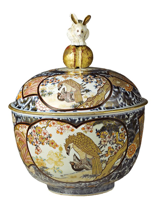 江戶時代，1720～1740年代有田窯〈五彩遊女紋八稜大罐〉（一對，其一），高60.5厘米、直徑32.8厘米；高61.5厘米、直徑32.6厘米。