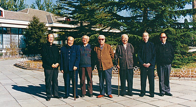 1980年代由謝稚柳、劉九庵、啟功、徐邦達（右二）、楊仁愷、傅熹年、謝辰生七位文物鑑定家所組成的「中國古代書畫鑑定小組」合影。