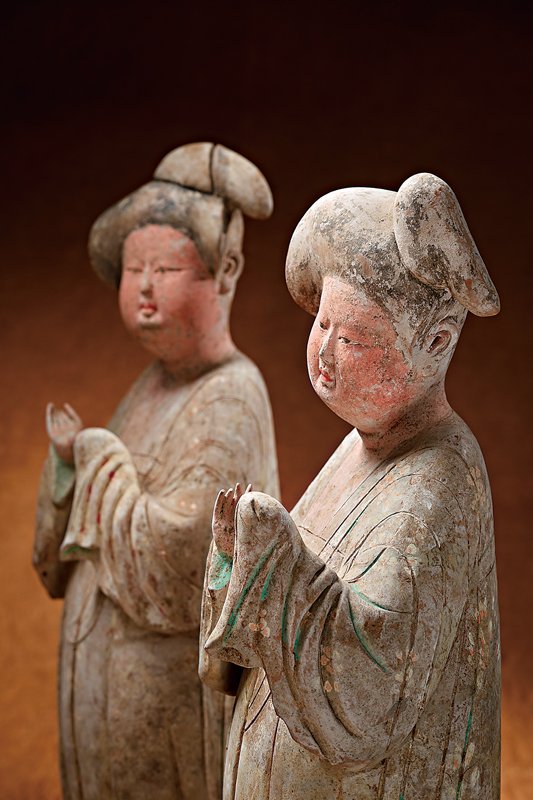 Joe-Hynn Yang, Courage & Joy, Inc.展出一對7、8世紀唐代〈彩繪女俑〉。