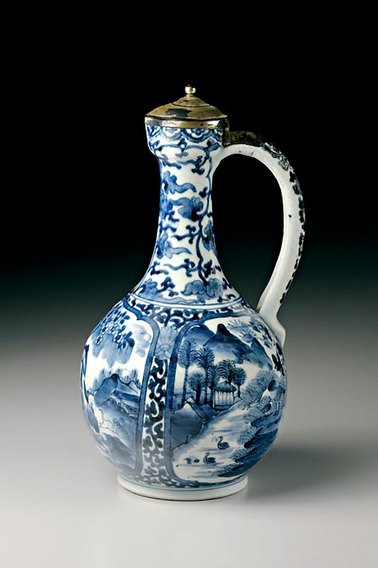 1821年有田窯，〈青花醬油瓶〉，大阪市立東洋陶磁美術館藏。