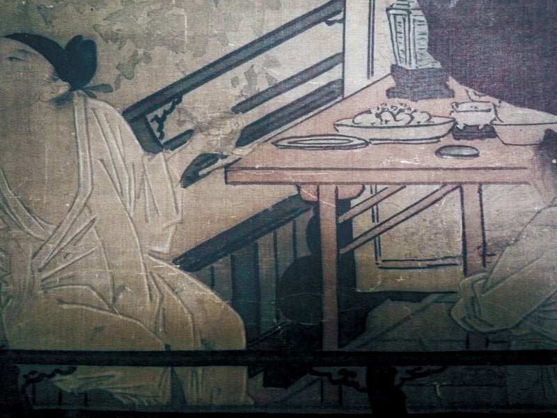 〈高士觀月圖〉畫上酒桌也是明式家具，放置有宣德橋耳三足大乳爐、宣德款高足盅，此外還有方形瓶、溫盤上套茶壺，提供了畫作可能的年代上限。