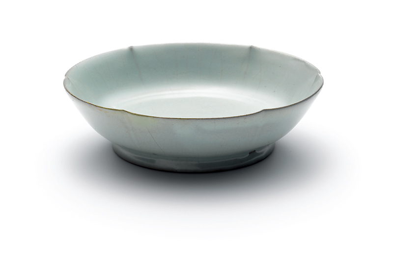 北宋〈汝窯天青釉葵花洗〉，徑13.5厘米，成交價2億786萬港元，破宋瓷世界紀錄。