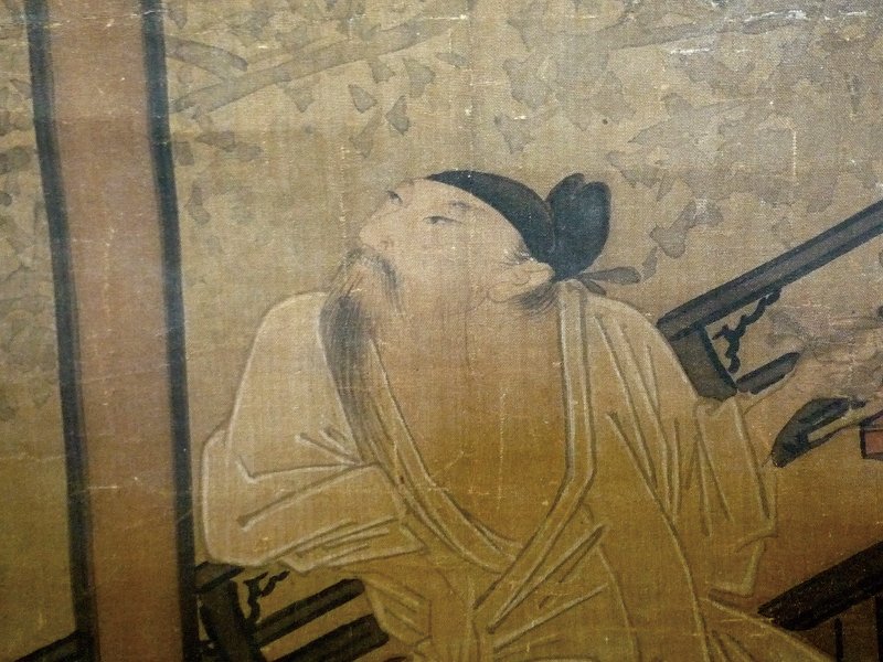 高士穿著白色夏衣。線描狀態近於釘頭鼠尾描，而線外加有白粉線。