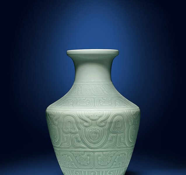 清乾隆〈粉青釉刻古銅器紋尊〉，預估價2,500萬～3,500萬港元。