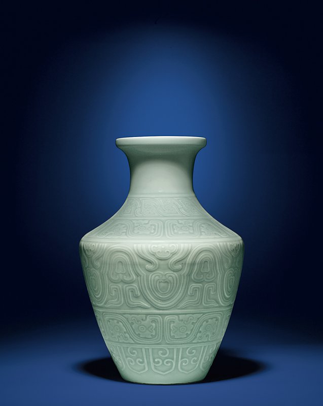 清乾隆〈粉青釉刻古銅器紋尊〉，預估價2,500萬～3,500萬港元。
