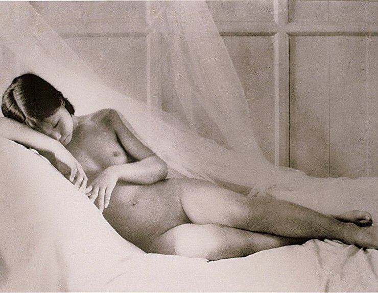 郎靜山1928年〈少女〉，24 ×34厘米，又名「慎獨無私」，推測是海內最早的人體攝影作品。