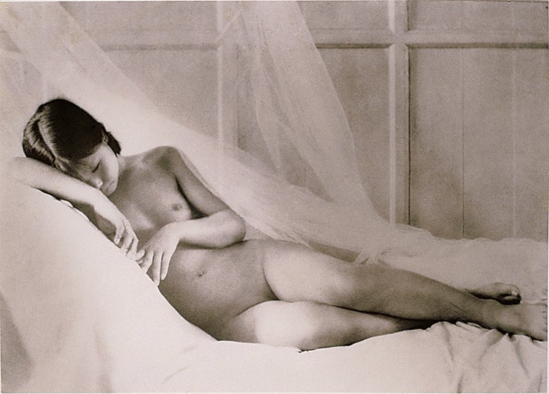 郎靜山1928年〈少女〉，24 ×34厘米，又名「慎獨無私」，推測是海內最早的人體攝影作品。