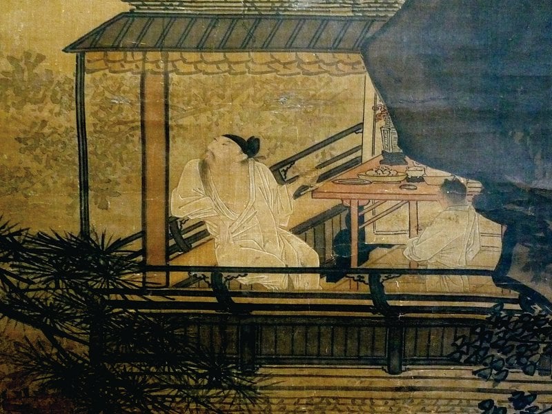 〈高士觀月圖〉的案上置果盤、盆、方形花瓶、宣德橋耳三足大乳爐、溫盤上茶壺客見流；四邊是美人靠。高士就斜靠在敞軒周圍的美人靠，右手臂倚欄杆，左手托高足盅，高士托杯、童僕在旁。
