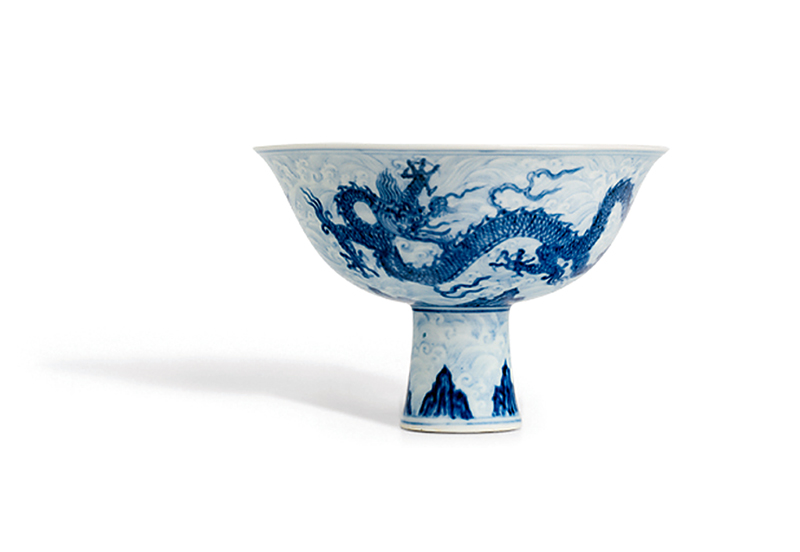 明宣德〈青花暗花「海水游龍」圖高足盌〉，高15.4厘米，成交價1億1,266萬港元。