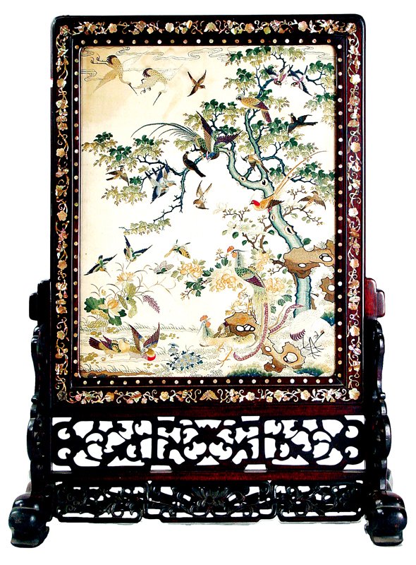 清〈紅木嵌螺鈿緞心百鳥朝鳳小插屏〉。