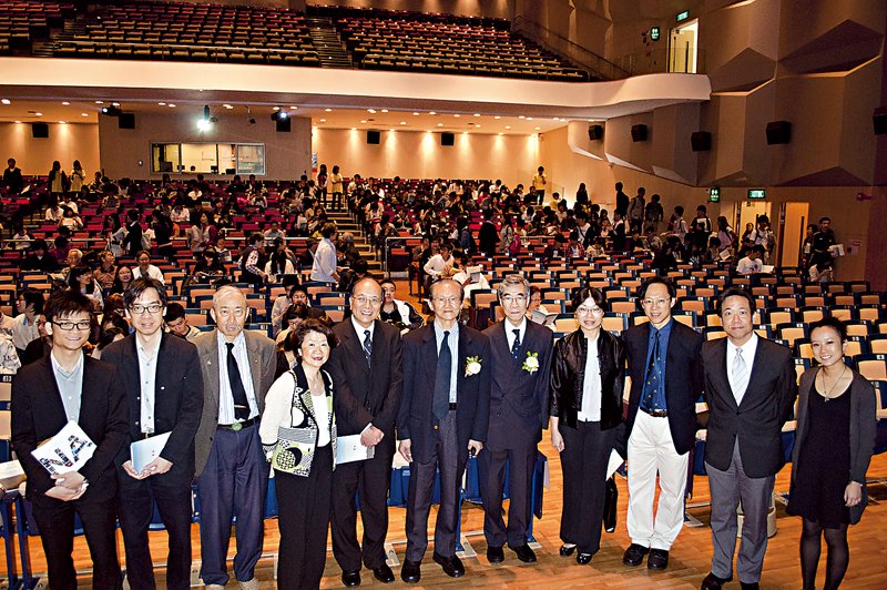 傅申教授與嘉賓合影。分別為張君恒先生（左一）、莫家良教授（左二）、蘇芳淑教授（左四）、傅申教授（中）、屈志仁教授（右五）、何碧琪博士（右四）。圖／陳冠男提供。