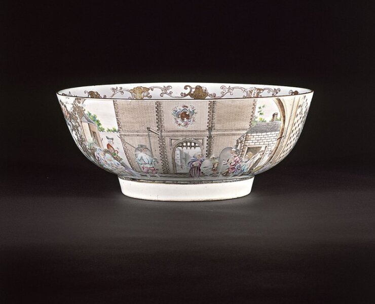 約於1750～1755年，清乾隆〈粉彩碗〉，中國景德鎮窯。其上所繪一景，是複製自威廉．霍迦斯（William Hogarth）1749年的版畫〈The Gate of Calais，O the Roast Beef of Old England〉。© V&A，Bequeathed by Basil Ionides。