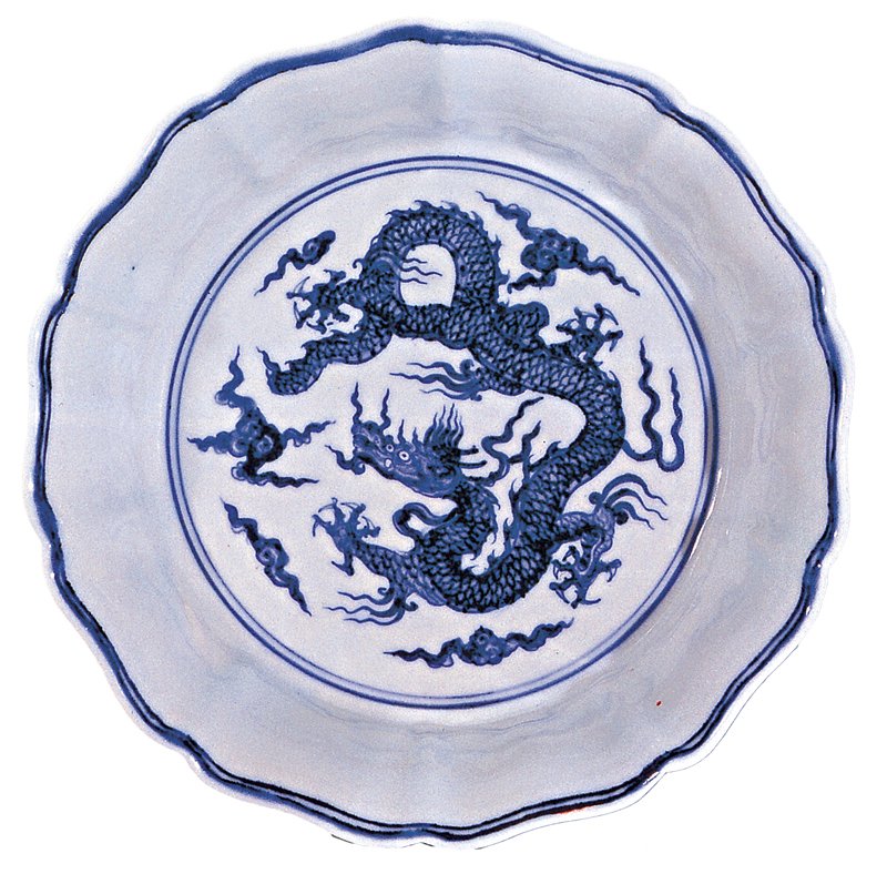 2005年10月23日香港蘇富比編號339明宣德〈青花雲龍紋葵口（十棱）洗〉，徑18.9厘米，成交價2,812萬港元。