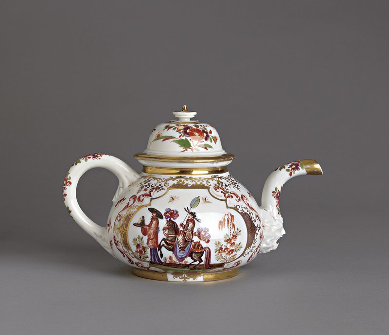 約製作於1722年的〈茶壺〉，約於1722～1725年加彩，出自邁森陶瓷工廠。© V&A，Bequeathed by Mr Arthur Hurst。