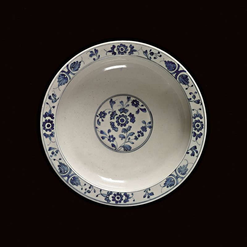 義大利佛羅倫斯梅迪奇於1575～1587年仿中國青花製作的大盤。© V&A，Given by Eric M. Browett，in memory of Ada M. Browett。