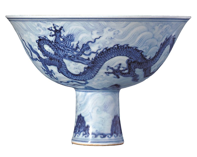 2007年10月9日香港蘇富比編號1552明宣德〈青花暗花海水游龍高足碗〉，徑15.2厘米，成交價3,504萬5,000港元。