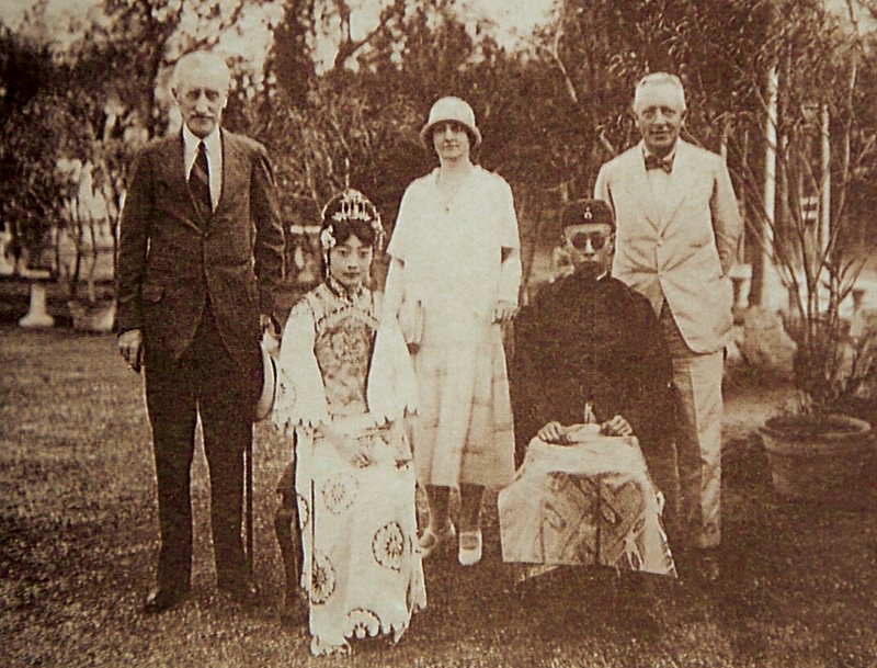 1926年5月溥儀和婉容在天津張園會見加拿大總督威靈頓及其夫人。