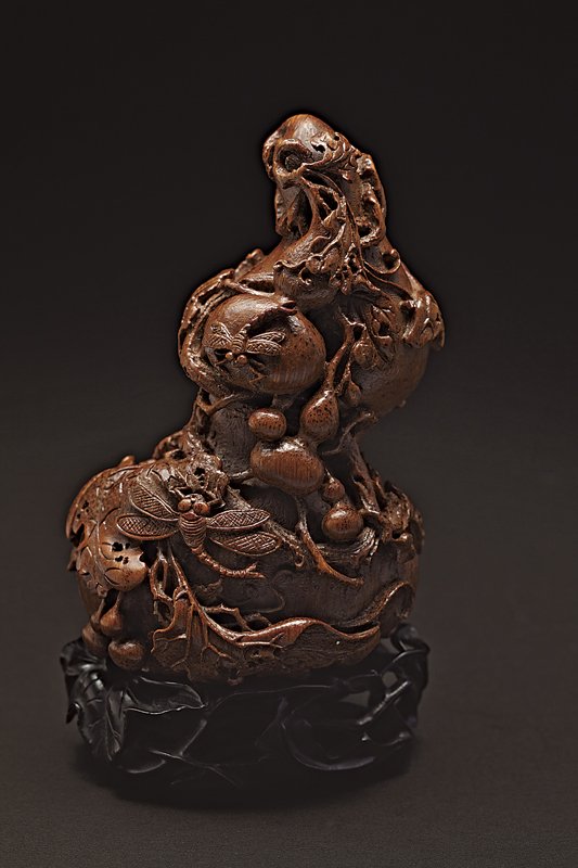 中國嘉德2012春拍明〈周制魚龍海獸紫檀筆筒〉，成交價人民幣5,520萬元。