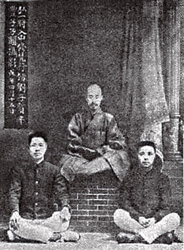 弘一大師書、豐子愷畫,黃茂林等英譯《護生畫集》,1933年8月初版,上海中國動物保護會發行之封底書影。圖/本刊資料室。