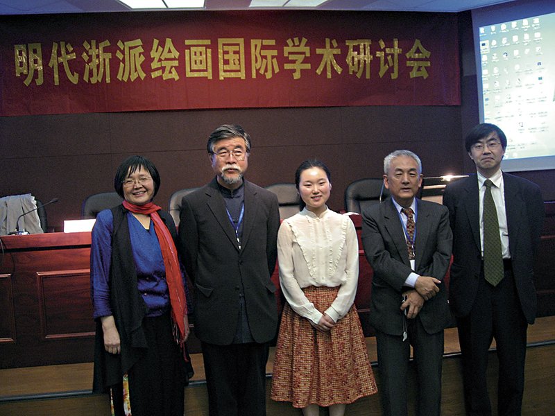 東京大學教授板倉聖哲（右一），台北故宮前書畫處長王耀庭（右二），日本多摩美術大學教授近藤秀實（左二）與作者盧素芬（左一）合影。圖／盧素芬提供。