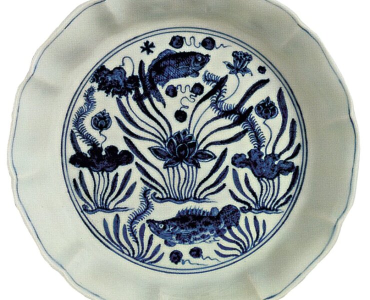 2011年4月7日香港蘇富比編號54明宣德〈青花魚藻紋棱口洗〉，徑18厘米，成交價5,106萬港元。