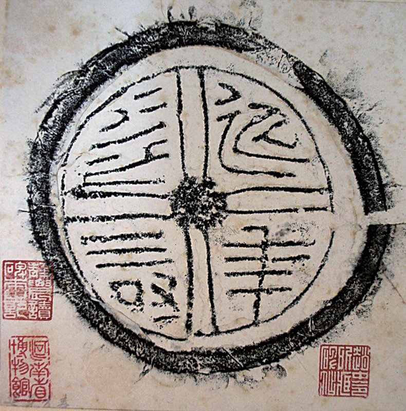 清代小鎏金銅佛，中央釋迦牟尼佛為木雕漆金，每尊高約4.5厘米，工巧可愛。