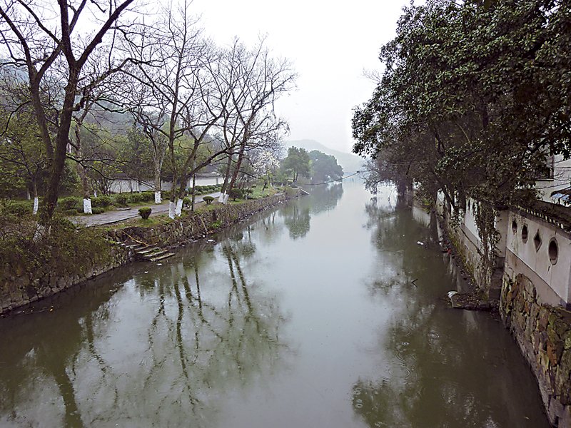 與校園一河相隔的教師居所（圖左），2011年3月。攝影／司徒元傑。