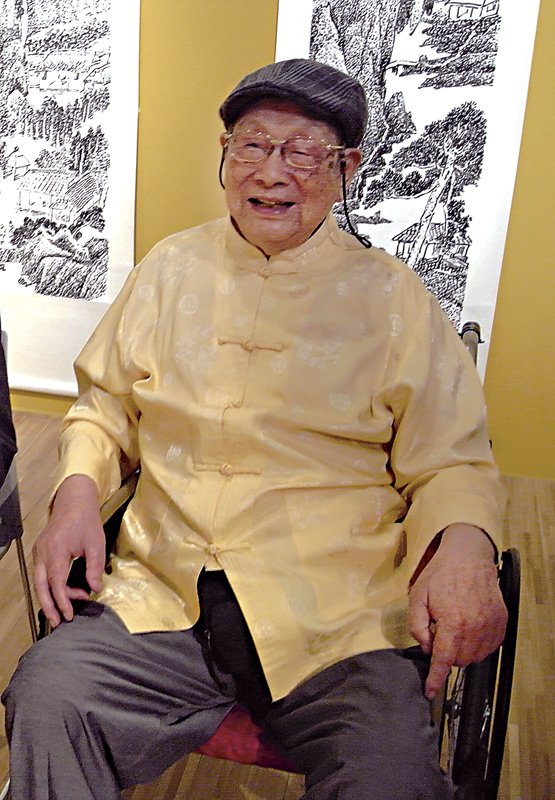 張光賓2012年作〈群峯際天〉,640×32厘米。6米長之窄幅細條立軸,突破傳統水墨畫框架,在展場中成為焦點。